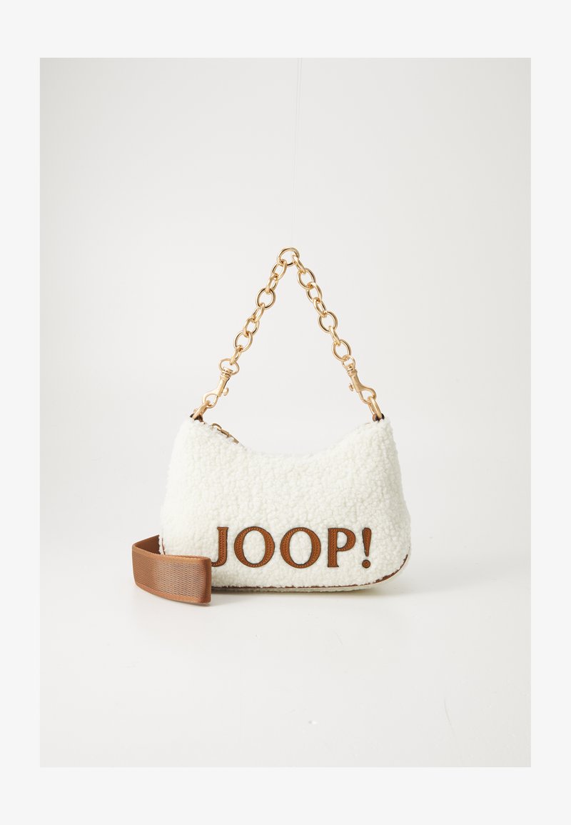 Balta teddy auduma rokassoma ar zelta ķēdes rokturi, brūnu akcenta siksnu un iegravētu "JOOP!" logo priekšpusē. Apaļa forma, maiga tekstūra.