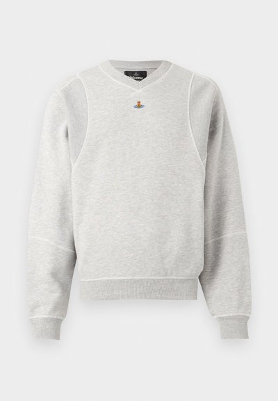 Ανοιχτό γκρι πουλόβερ με μακριά μανίκια, ριμπ μανσέτες και τελείωμα, V-λαιμόκοψη, και μικρό πολύχρωμο κεντητό λογότυπο στο κέντρο του στήθους.