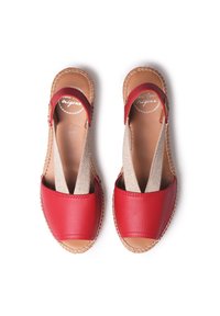 Sandali in pelle rossa con cinturini elastici beige, design open toe e cuciture decorative intorno alla suola. Adatti per un uso casual.