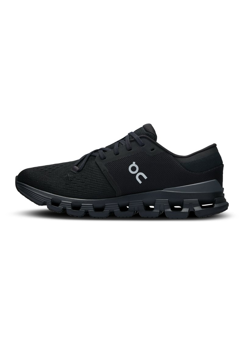 Baskets de sport noires avec une tige en mesh respirant, au design élégant, et une semelle rembourrée présentant un motif de traction segmenté unique.
