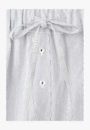 Nærbillede af hvidt stof med tynde sorte lodrette striber, to hvide knapper og et bundet stofbælte.