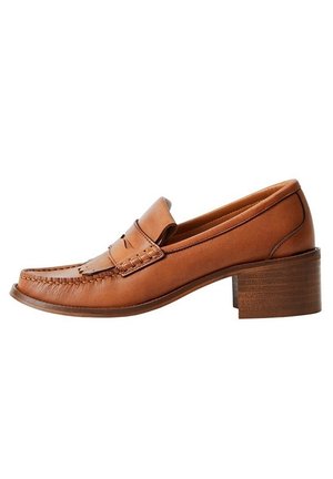 Mocassin en cuir marron avec coutures apparentes et talon bloc empilé sur fond blanc.