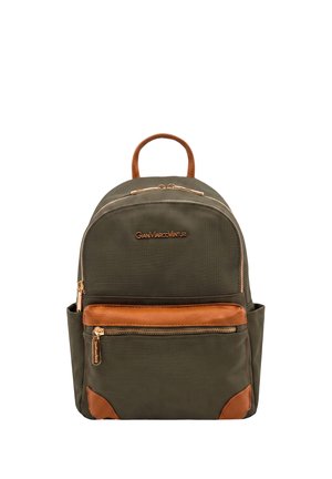 Zaino compatto verde scuro con dettagli in pelle marrone, cerniere dorate, tasca frontale, tasche laterali e maniglia superiore.