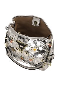 Ezüst flitteres kézitáska, színes díszítő foltokkal, felső nyílással és lánccal díszített pánttal. A belső része bézs béléssel ellátott.