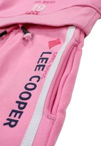 Sweat-shirt rose avec le texte "LEE COOPER" et "GIRL BOSS", doté d'accents blancs et de cordons de serrage, fabriqué en coton doux.