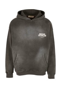 Bluza hoodie w ciemnoszarym kolorze z fizeliny, z przednią kieszenią i białym logo tekstowym, z prążkowanymi mankietami i dołem. Gładka faktura.