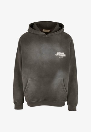 Felpa con cappuccio in cotone grigio scuro, con tasca frontale e logo bianco, dotata di polsini e orlo a coste. Texture liscia.