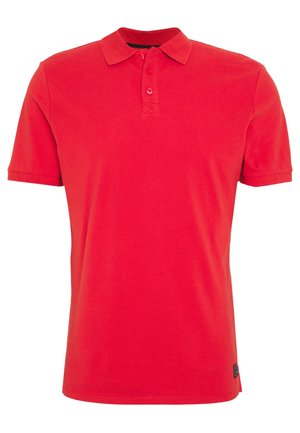Rød polo shirt med korte ærmer, tre knapper og krave, ensfarvet design og en lille sort label nær kanten.