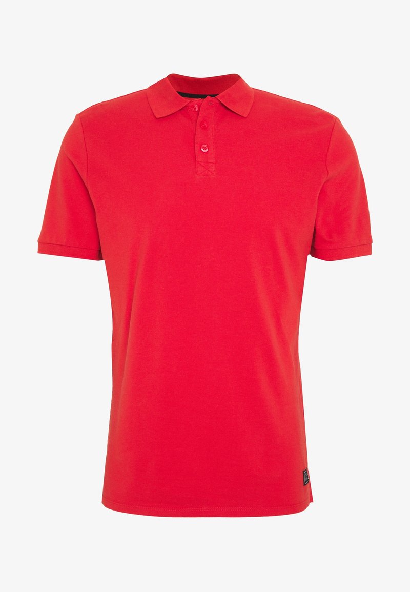 Polo rouge à manches courtes avec trois boutons et un col, design uni et une petite étiquette noire près de l'ourlet.