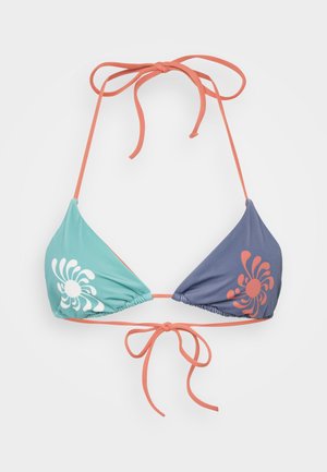 Top bikini z trójkątnymi miseczkami w odcieniach turkusu i granatu, z koralowymi troczkami. Wyróżniające się wzory kwiatowe w bieli i koralu na tkaninie.