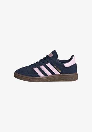 Mørkeblå Adidas sneaker med lyserøde striber og hælflap, brun struktureret sål og gyldent "Spezial" logo på siden.