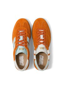 Paire de baskets en daim orange avec des rayures bleu clair et blanches, des lacets orange et le logo "CAVAL" sur les semelles intérieures et les languettes.