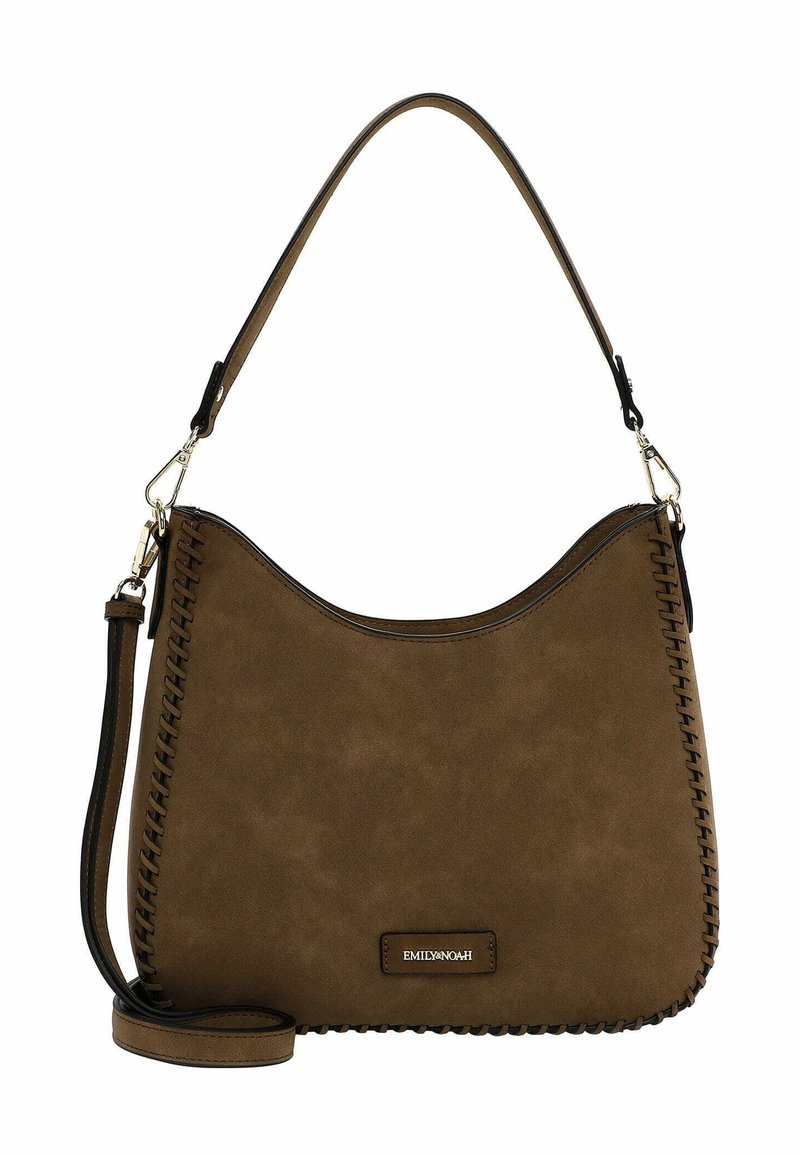 Sac à épaule en faux daim marron avec un design incurvé, des coutures détaillées, des accessoires en métal doré et une bandoulière réglable. Présente une plaque de logo.
