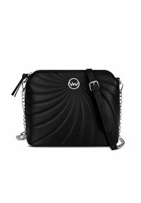 Černá crossbody taška s spirálovým designem, vyrobená z texturované kůže, s velkým stříbrným logem a odnímatelným řetízkem a popruhem.