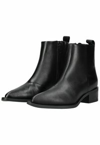 Bottines en cuir noir avec un bout pointu, fermeture éclair sur le côté et un petit talon carré ; texture lisse avec des détails matériels minimaux.