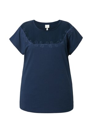 Marineblauw kortärmlig blouse met een ronde halslijn, voorzien van een textuurborststuk en een geborduurd krulpatroon over de borst en schouders.