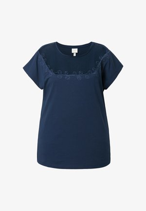 Marineblaue Bluse mit kurzen Ärmeln und rundem Halsausschnitt, ausgestattet mit einem strukturierten Passe und einem bestickten Wirbelmuster über Brust und Schultern.