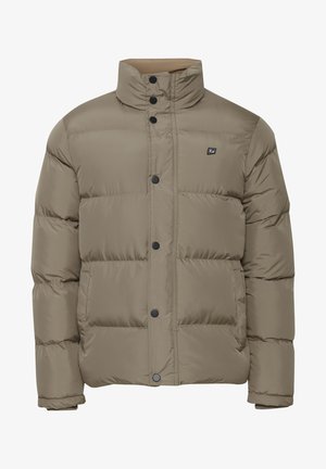 Vaaleanbeige puhvitakki, jossa on korkea kaulus, mustat napit ja pieni logo vasemmassa rinnassa. Teksturoidun, eristetyn muotoilun ansiosta se on laatikkomainen.