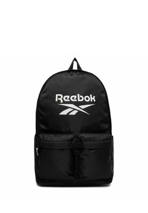 Czarny plecak Reebok z białym logo, dwoma przednimi kieszeniami na zamek i górnym uchwytem do przenoszenia.