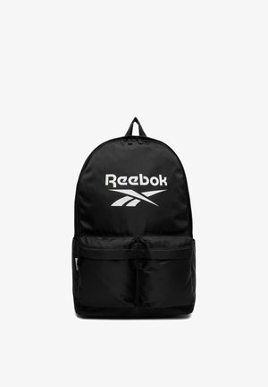 Czarny plecak Reebok z białym logo, dwoma przednimi kieszeniami na zamek i górnym uchwytem do przenoszenia.
