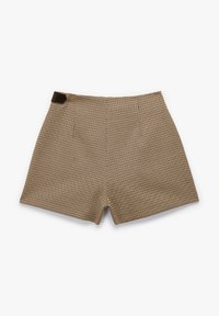 Brune og beige ternede shorts med flad front, sidelomme og en brun læderdetalje nær taljen.