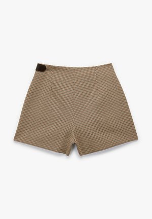 Shorts à carreaux marron et beige avec un devant plat, une poche latérale et un accent en cuir marron près de la taille.