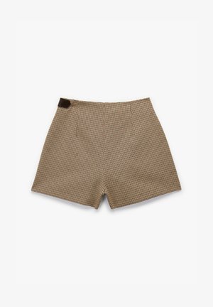 Bruine en beige geruite shorts met een vlakke voorkant, zijzak en een bruine leren accent nabij de tailleband.