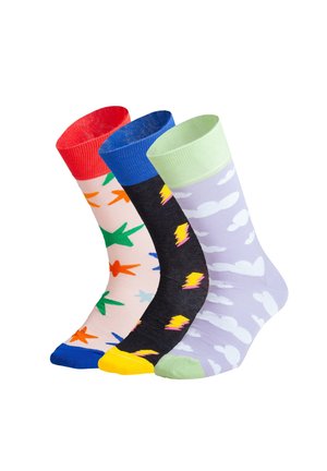 Trzy pary kolorowych skarpetek. Czerwone z zielonymi i pomarańczowymi ptakami, czarne z żółtymi błyskawicami oraz jasnopurple z białymi chmurami.