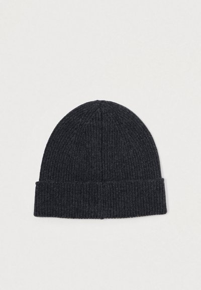 Beanie din tricot ribbed de culoare gri închis, cu tiv pliat, având o textură netedă și o formă strânsă.