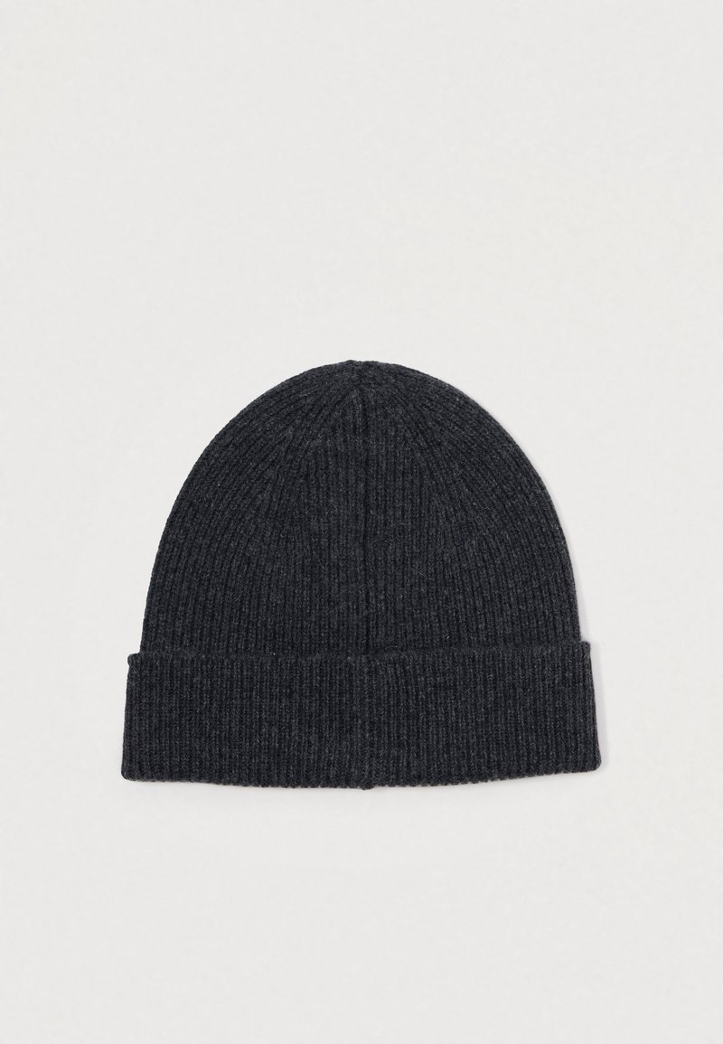 Dunkelgraue gerippte Strickmütze mit umgeschlagenem Bündchen, die eine glatte Textur und eine enganliegende Form aufweist.