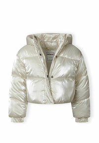 Giacca accorciata in materiale beige chiaro lucido, con colletto alto, chiusure a zip e a pressione, e sezioni orizzontali trapuntate per l'isolamento.