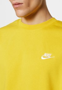 Nike Sportswear CRW - Camisola - vivid sulfur/white