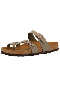 Sandales Birkenstock grises avec deux brides réglables, une semelle en liège et une semelle en caoutchouc pour une meilleure adhérence. Les boucles sont en or rose métallisé.