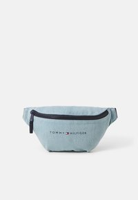 Šviesiai mėlynas audinys fanny pack'as su juodu užtrauktuku, ant priekio pavaizduotas "TOMMY HILFIGER" logotipas. Apvalios formos su išryškintomis siūlėmis.