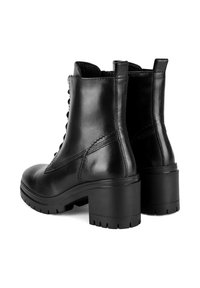 Czarne skórzane botki za kostkę z grubym obcasem, sznurowanym zapięciem, fakturowanym szwem i wytrzymałą podeszwą zapewniającą lepszą przyczepność.