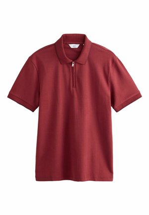 Kortærmet mørkerød polo-shirt med krave og frontlynlås på hvid baggrund.