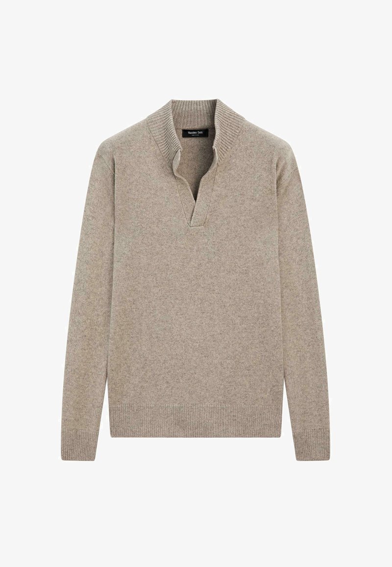 Beige gebreide trui met lange mouwen, een geribbelde opstaande kraag en een V-vormige inkeping bij de hals.