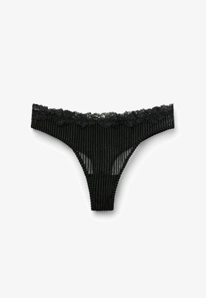 Schwarzer Tanga mit geripptem Stoff, transparenten Partien und einem gewellten Spitzenbund. Das Design ist minimalistisch mit einer zarten Textur.