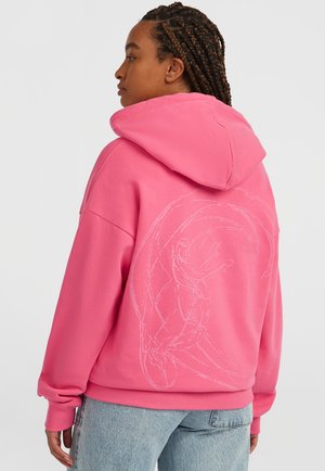 Roze hoodie met een trekkoordcapuchon en een grote witte grafiek op de achterkant. Heeft een ontspannen pasvorm en ribgebreide manchetten, gecombineerd met lichte denim jeans.