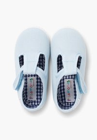 Zapatillas de lona azul claro con suela de goma y tira elástica. Forro a cuadros en azul marino y blanco, con etiqueta de la marca en el interior.