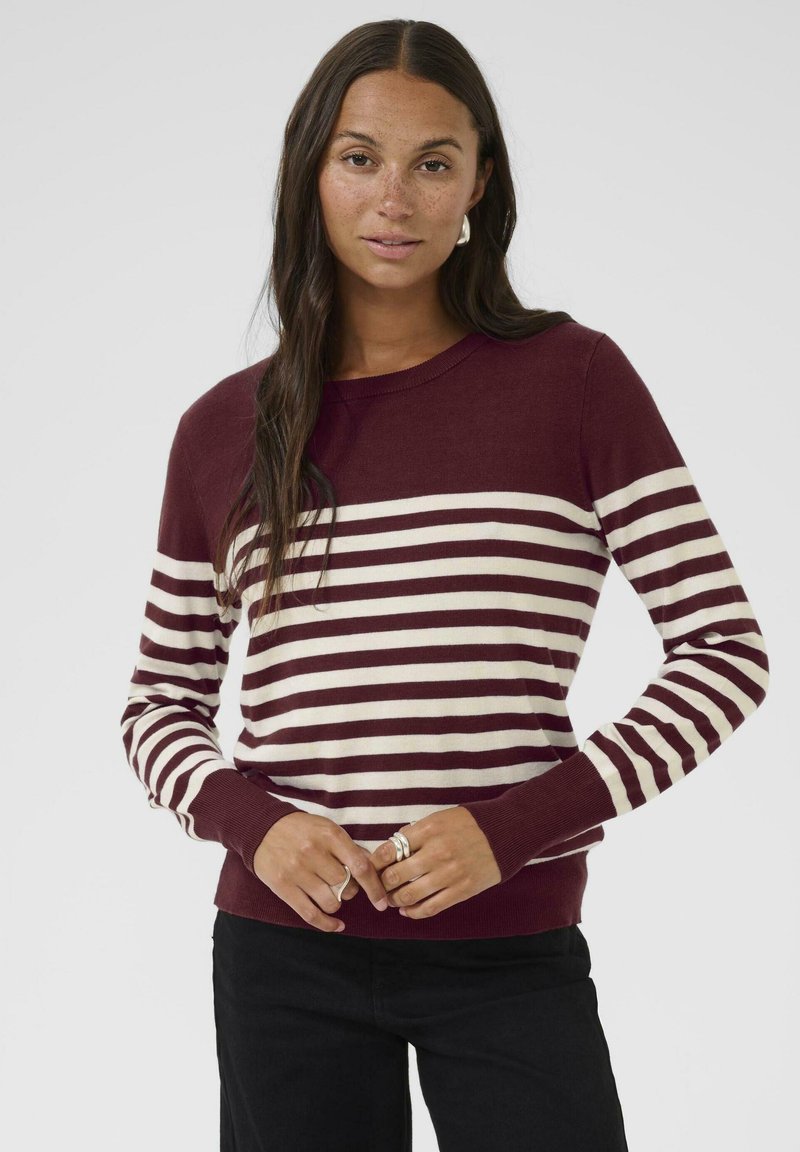 Pull bordeaux et crème à rayures avec de longues manches, un col rond et des poignets et un ourlet côtelés. Texture lisse, coupe décontractée.