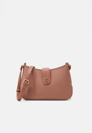 Vaaleanpunainen nahkainen olkalaukku, jossa on sileä pinta, kultaiset metalliosat, läppä suljenta ja säädettävä olkahihna. Pyöreä muoto ja minimalistinen design.