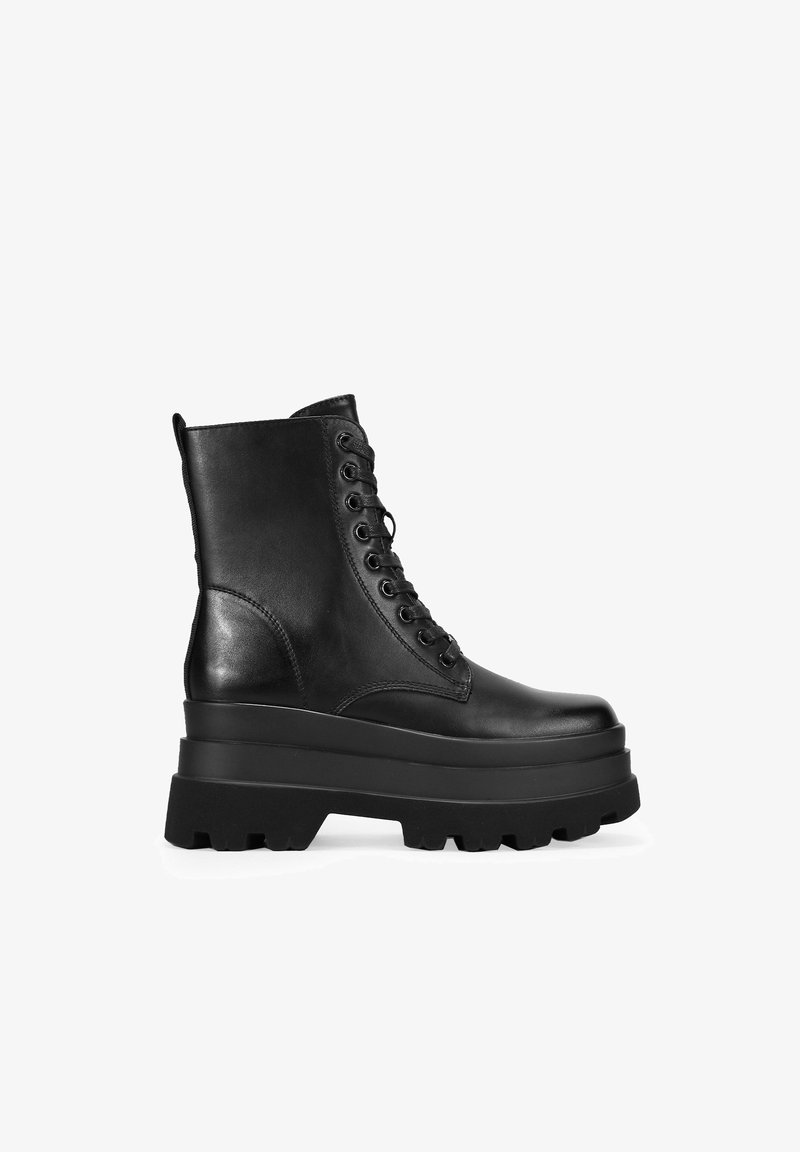 Botte de combat à plateforme en cuir noir avec semelle à crampons épaisse et fermeture à lacets à l'avant, vue de côté sur fond blanc.