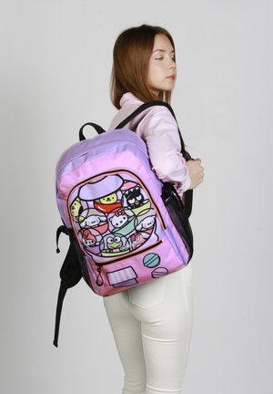 Mochila morada y rosa con personajes de dibujos animados impresos en la parte frontal, que cuenta con un bolsillo con cremallera y correas ajustables negras.
