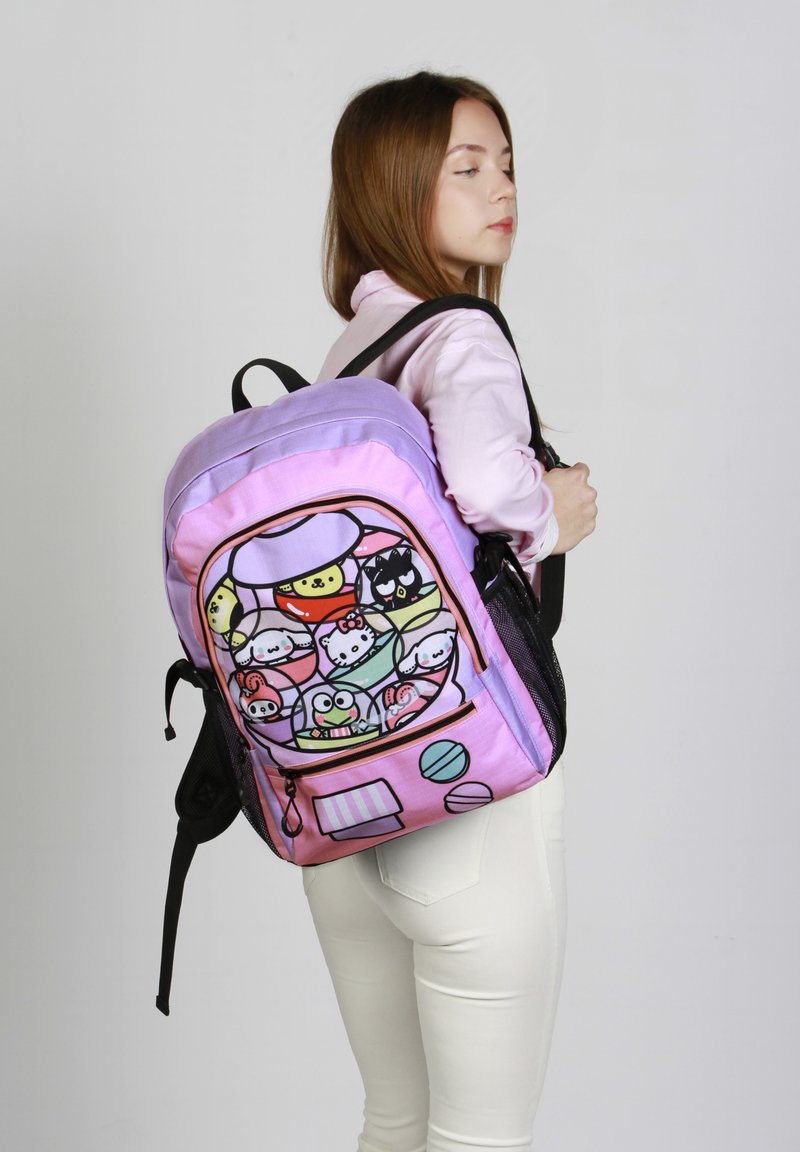 Mochila morada y rosa con personajes de dibujos animados impresos en la parte frontal, que cuenta con un bolsillo con cremallera y correas ajustables negras.