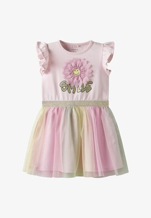 Rosa kjole med korte, flæseærmer, prydet med blomsterapplikation og glitrende talje. Tylleskirt i pastelfarvede ombre-nuancer. "SMILE" trykt i guld.