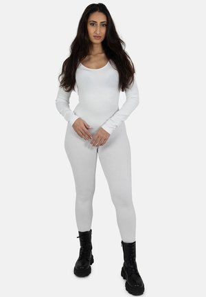Bodysuit blanco de manga larga con canalé, con escote redondeado y silueta ajustada, combinado con botas de combate negras con detalle de cordones.