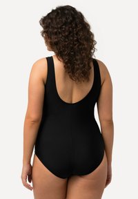 Zwarte éénstuk zwemkleding met een hoog uitgesneden rugdesign en brede bandjes, gemaakt van rekbaar materiaal voor comfort en pasvorm.