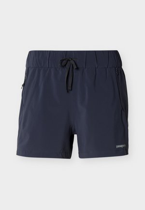 Temno modre športne kratke hlače z elastičnim pasom in črnim vrvico za zatezanje, stranskimi žepki z zadrgo in majhnim logotipom Patagonia na levi nogi.