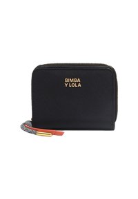 Mały czarny portfel na zamek z złotym logo "BIMBA Y LOLA" oraz plecionym paskiem na nadgarstek z złotymi i czerwonymi akcentami.